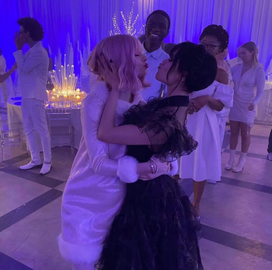 Totally obsessed with Wednesday and Enid’s frenemies dynamic — love how Wednesday always gives her that “ugh” face, yet neither ever gets mad. Their playful roasting is the best, ’cause no matter what, they’d never actually leave each other.🥰#Wednesdayseason2 #wenclair