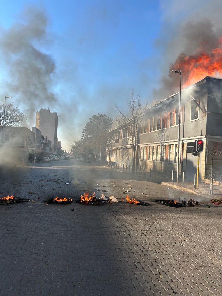 EversonLuhanga's tweet image. JUST IN: Protesters in Germiston CBD have set alight the Home Affairs building during violent clashes over evictions this morning, Tuesday 12/08). Streets including President, Queen and Jack are closed. Residents are demanding to occupy Pharoe Park flats without paying rent.…