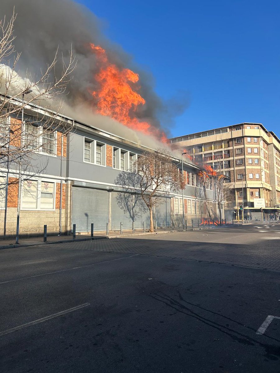 EversonLuhanga's tweet image. JUST IN: Protesters in Germiston CBD have set alight the Home Affairs building during violent clashes over evictions this morning, Tuesday 12/08). Streets including President, Queen and Jack are closed. Residents are demanding to occupy Pharoe Park flats without paying rent.…