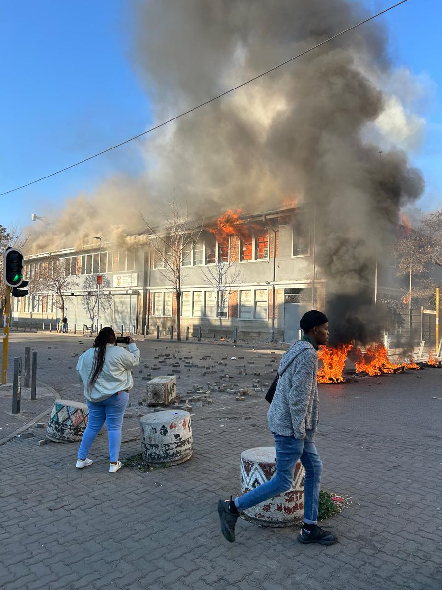 EversonLuhanga's tweet image. JUST IN: Protesters in Germiston CBD have set alight the Home Affairs building during violent clashes over evictions this morning, Tuesday 12/08). Streets including President, Queen and Jack are closed. Residents are demanding to occupy Pharoe Park flats without paying rent.…