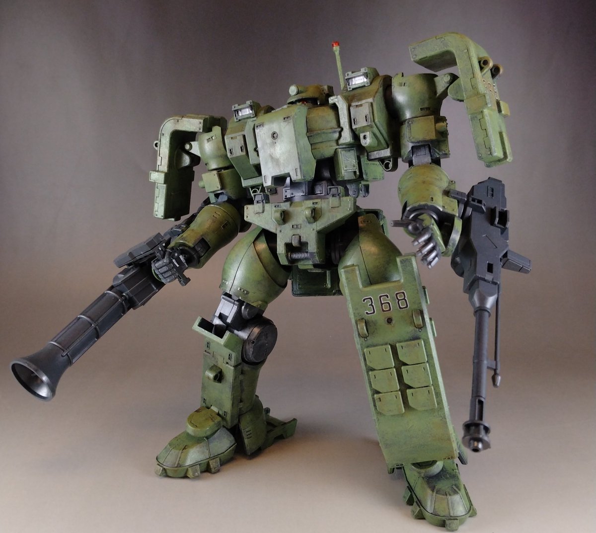 1/100ティエレン、完成しました！
下地にメカサフヘヴィ、緑部分をラッカー塗料のATグリーンで筆塗りした作品になります！
下地を塗りつぶさず、粗い目で筆塗りしたことで、面白い感じになったかなあ、と思います!
ティエレンは格好良いですね！
#ガンプラ
#とりあえずなんか構えたポーズ見せて