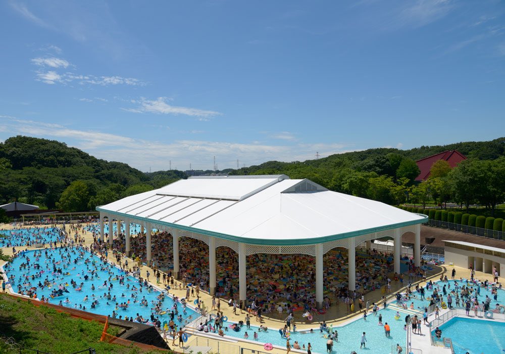 明日13日水曜日は通常開園です。プールやのりもの、牧場エリアで遊ん