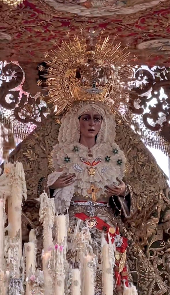 Sin lágrimas, sin quejas,
sin decirnos adiós, 
sin un sollozo.
Cumpliendo con lo que un día nos prometimos.
#Macarena