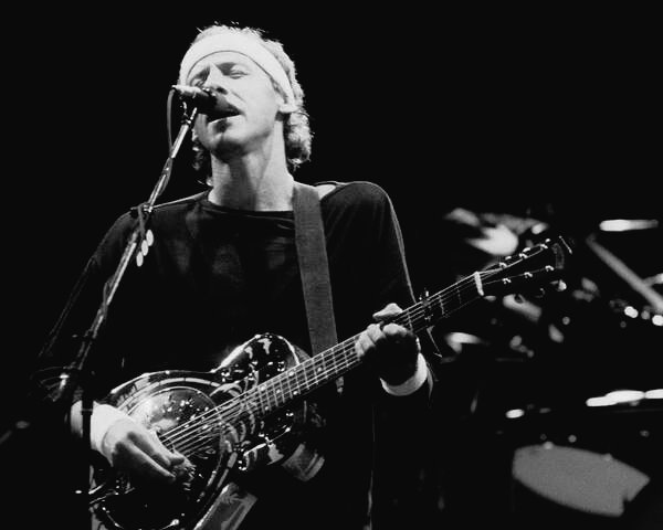 12 de Agosto: Otra fecha marcada en el calendario de un seguidor. Nace Mark Knopfler (Glasgow, Reino Unido), guitarrista y voz principal, reconocido por haber sido miembro fundador de la banda inglesa Dire Straits.  Compositor, guitarrista, productor discográfico y compositor de