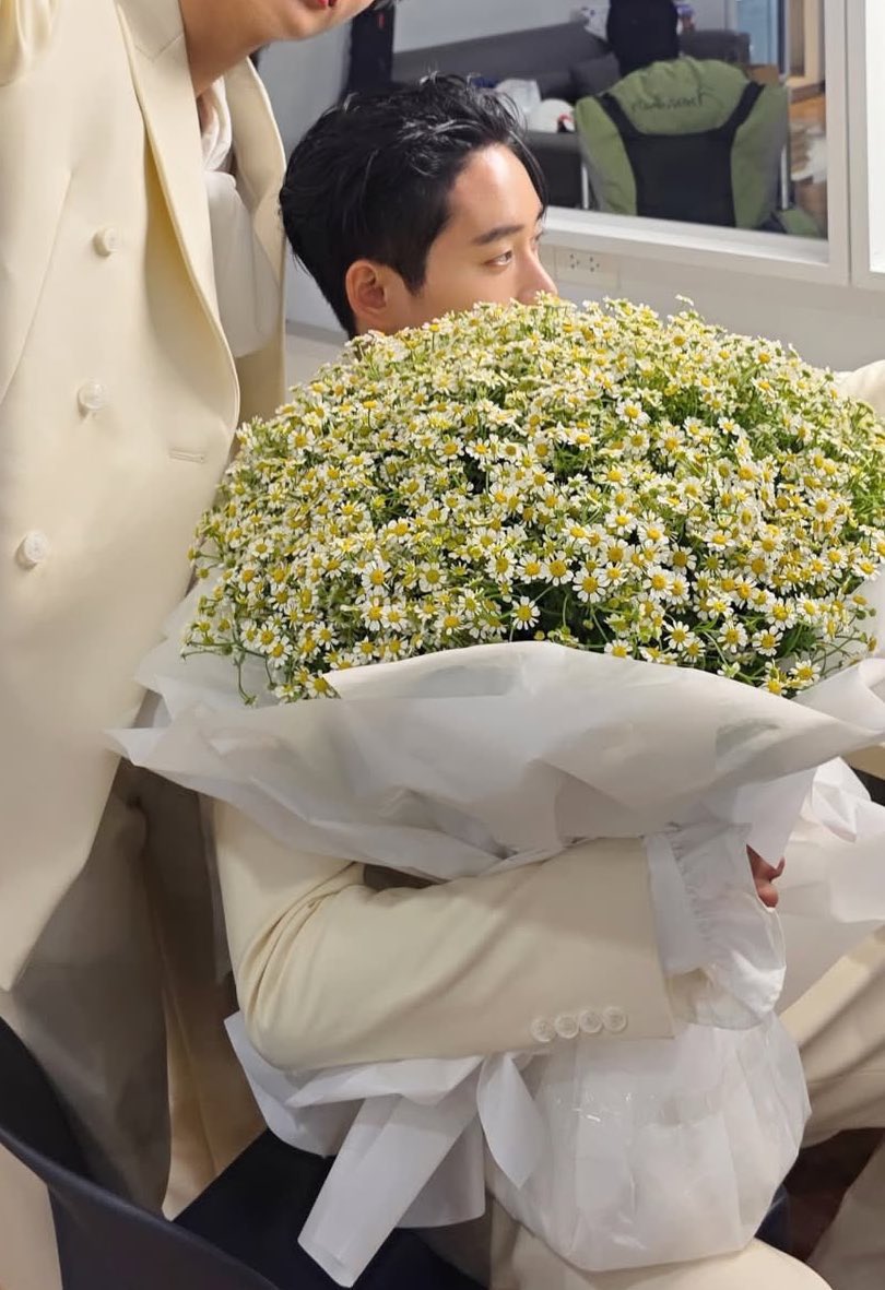 imnotblooming's tweet photo. อาการหนักมากพระเคะกุ ปกติปฏิเสธทุกข้อกล่าวหา หลังเธอจ๋าเซอร์ไพร์สกลางคอนเสิร์ตก็ไม่เอาไรแล้ว จะเดิน จะกิน จะนอน บิ๋ขอถือดอกไม้ช่อโตของหวานใจไปด้วย5255555552555555😝😝

#WilliamEst #วิลเลี่ยมเอส https://t.co/qvE0HMRuza