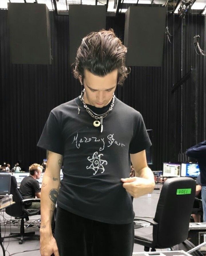 matty healy pics tweet media