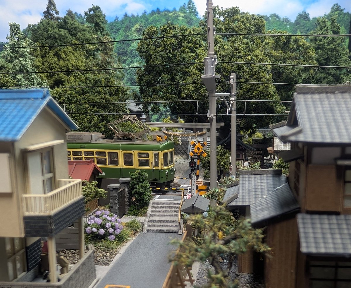 江ノ電　御霊神社イメージジオラマ
完成しました
B4サイズで制作しています
あまり目立たない部分も妥協せず様々なパーツを利用して作り込みました。その為、材料費がとんでもない金額になりました…

#江ノ電 
＃鎌倉
＃Nゲージ
#ジオラマ 
#鉄道模型