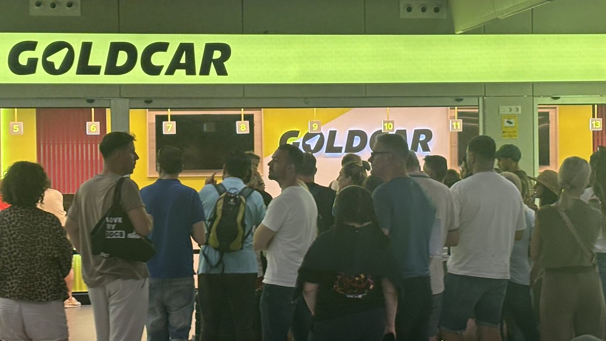 ninedogtree's tweet photo. @goldcarcares this is Parma airport 2am - this is the Q to get a family hire car - 3.5 hour wait - finally left at 3.15am after 10.45pm arrival #shocking #disgrace 50pc reviews on @Tripadvisor rate you 1star #awfulservice #neveragain https://t.co/8wMgiE3VEj