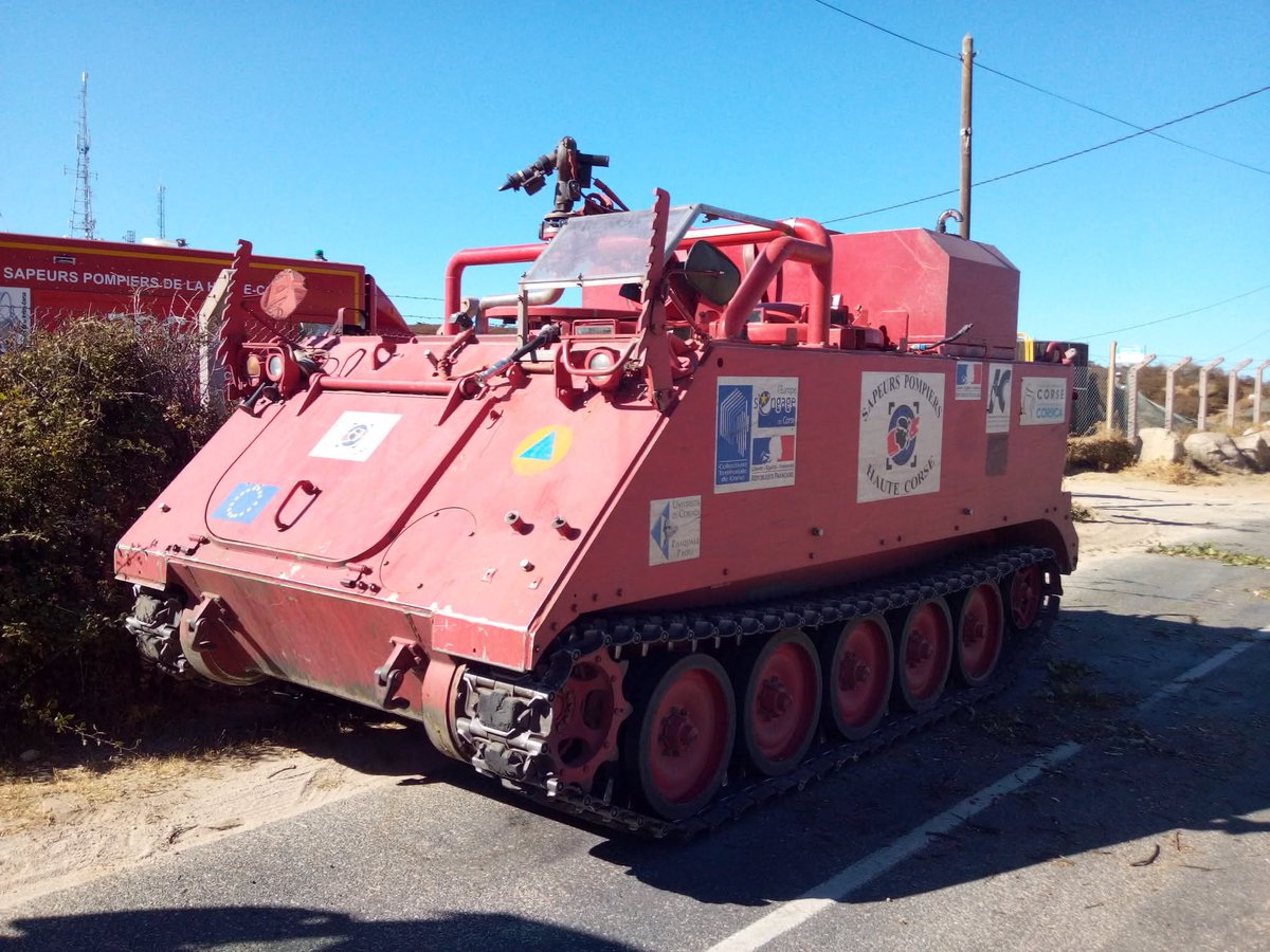 #MardiBestioles (🧵1/5)

Il y a 12 ans, deux engins hors du commun entrent en service chez les Sapeurs-Pompiers du <a href="/sis_2b/">SIS 2B - Cismonte</a>
Présentés en 2011, au 118ᵉ CNSPF de Nantes, ces blindés sont conçus pour affronter :
➡️Feux de forêt et de maquis
➡️ Intempéries (neige, inondations)
