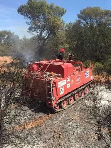 #MardiBestioles (🧵4/5)

Polyvalence extrême
En hiver, le réservoir peut être retiré pour transporter jusqu’à 11/12 personnes en détresse (inondations, tempêtes de neige).

Deux pompiers opèrent sur l’engin :
Un pilote formé comme tankiste,
Un opérateur pour la lance.