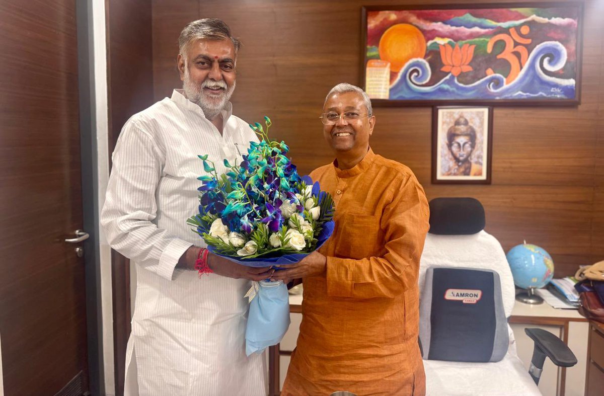 मेरे मित्र <a href="/BJP4India/">BJP</a> के कार्यालय प्रभारी मा <a href="/MahendraP_BJP/">Mahendra Pandey</a> जी से कार्यालय में भेंट कर जन्मदिन की शुभकामनाएँ दी ।माँ नर्मदा जी से प्रार्थना है कि वे स्वस्थ रहें यशस्वी हो ।