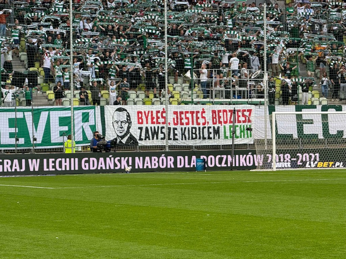 Lechianet's tweet photo. Gość specjalny na meczu #LGDMOT @prezydentpl 🇵🇱🇵🇱🇵🇱 https://t.co/cWipjkHiU2