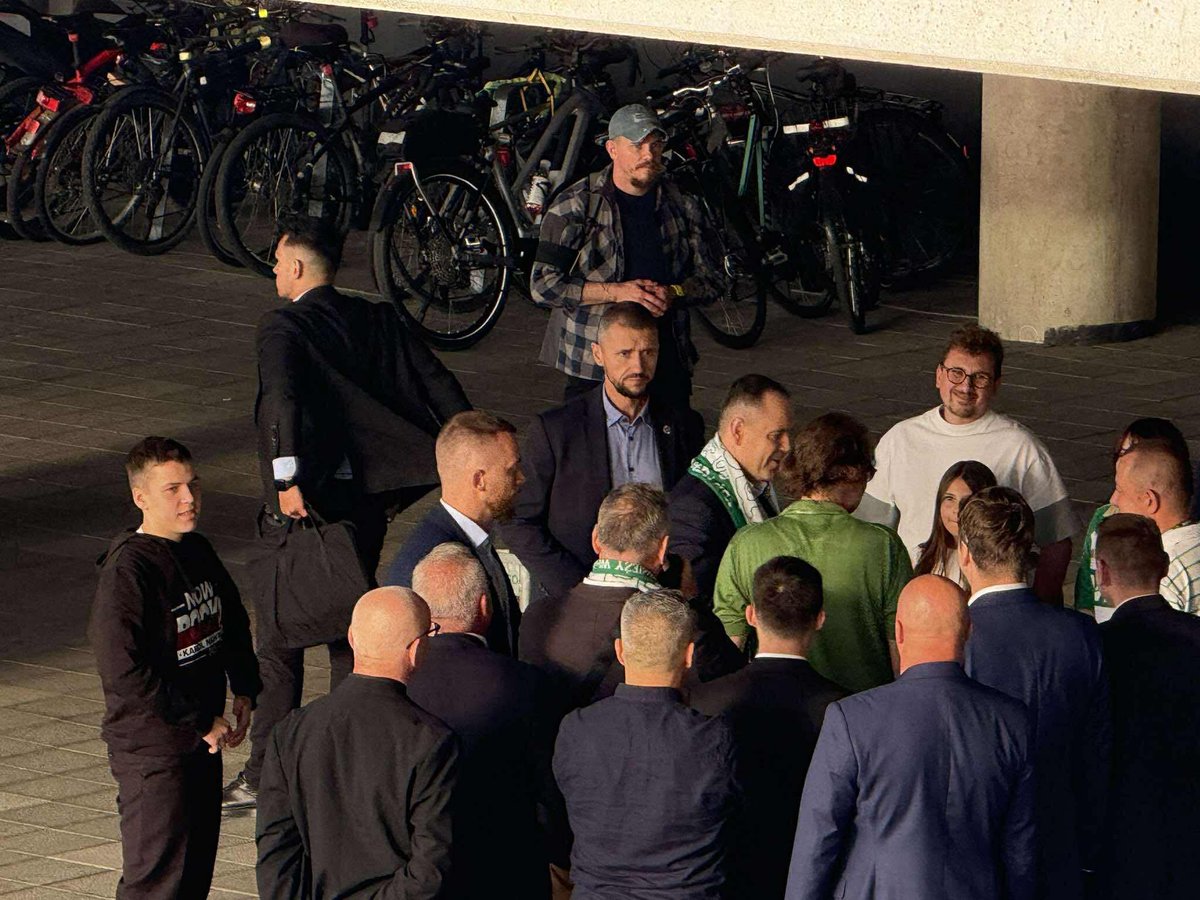 Lechianet's tweet photo. Gość specjalny na meczu #LGDMOT @prezydentpl 🇵🇱🇵🇱🇵🇱 https://t.co/cWipjkHiU2