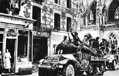 [#CeJourLà] 12 août 1944, Alençon est la première ville 🇫🇷 du continent libérée uniquement par l’armée française. À la tête de la 2e DB, Leclerc a lui-même participé à une opération de reconnaissance la veille, accompagné par un résistant local, Raymond Ciroux. 

Après un