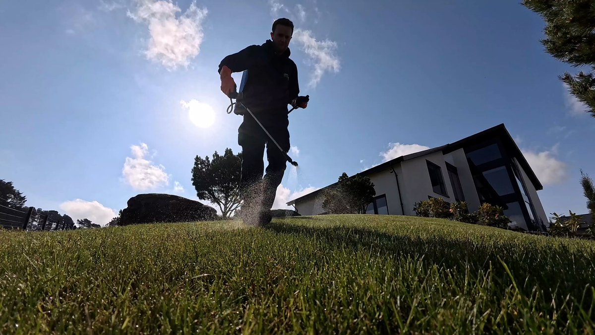 Heatwave #4 incoming 🌡️

Our treatments are tailored to the weather, so you’ll see great results come rain or shine 🌧️ ☀️

💧 P.S. Water your lawns (if you can!) 

Check out our standard treatment programme 👉 lawnmaster.co.uk/services/