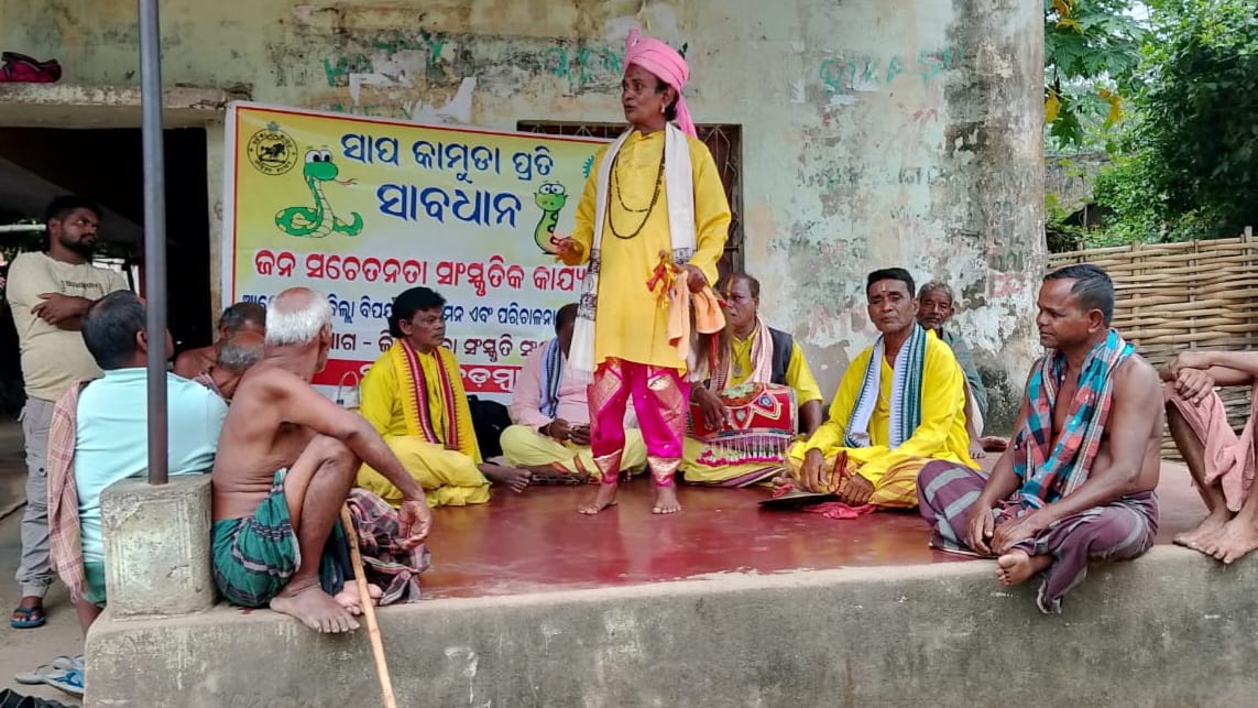 deoc_cuttack's tweet photo. DDMA Cuttack arranged Snakebite awareness program, with support from District Culture Officer, Cuttack. The plays highlighted preventive measures and the importance of seeking timely medical assistance. Artists used song and dance to convey their message. https://t.co/0QVDfM7qaG