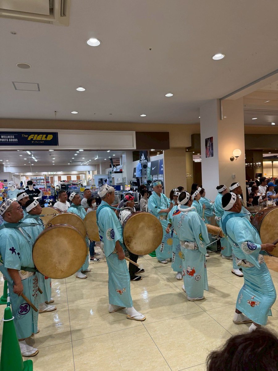 毎年恒例の8月12日〜15日の４日間、徳島で阿波踊りをしています😊
今日は雨が昼から夕方だけ降って、活気と熱気と湿気で湿度が高いです☁️
『暑そうですね』と言われがちですが、衣装が汗でびしょ濡れになると逆に冷たくて涼しくなります👍
県外や海外からの観光客の皆様に楽しんで頂ければ嬉しいです✨
