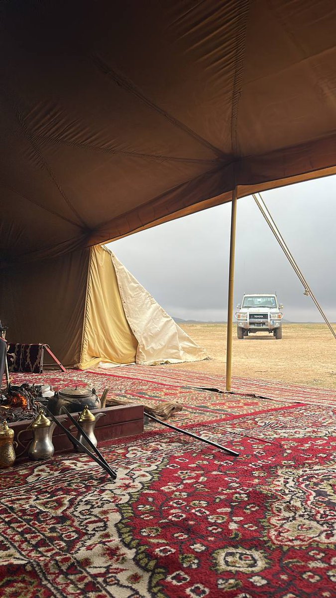 يامرحبا والباب ماهوب مقفول
وبيوتنا عيبٍ علينا تسكّر

على الدلال اللي تبهر على طول
وشايٍ بلا سكر وشايٍ بسكر

للمنعمس حنا سواة البندول
وحنا صفى اللي له مزاجٍ معكر .