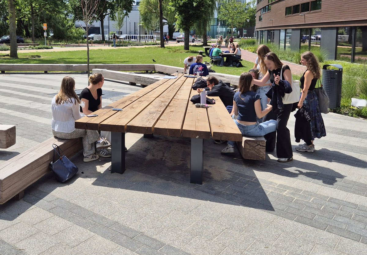In Leiden wordt geëxperimenteerd met divers meubilair in de openbare ruimte. Hier een grote #picknicktafel bij een school. Gaaf groot element!