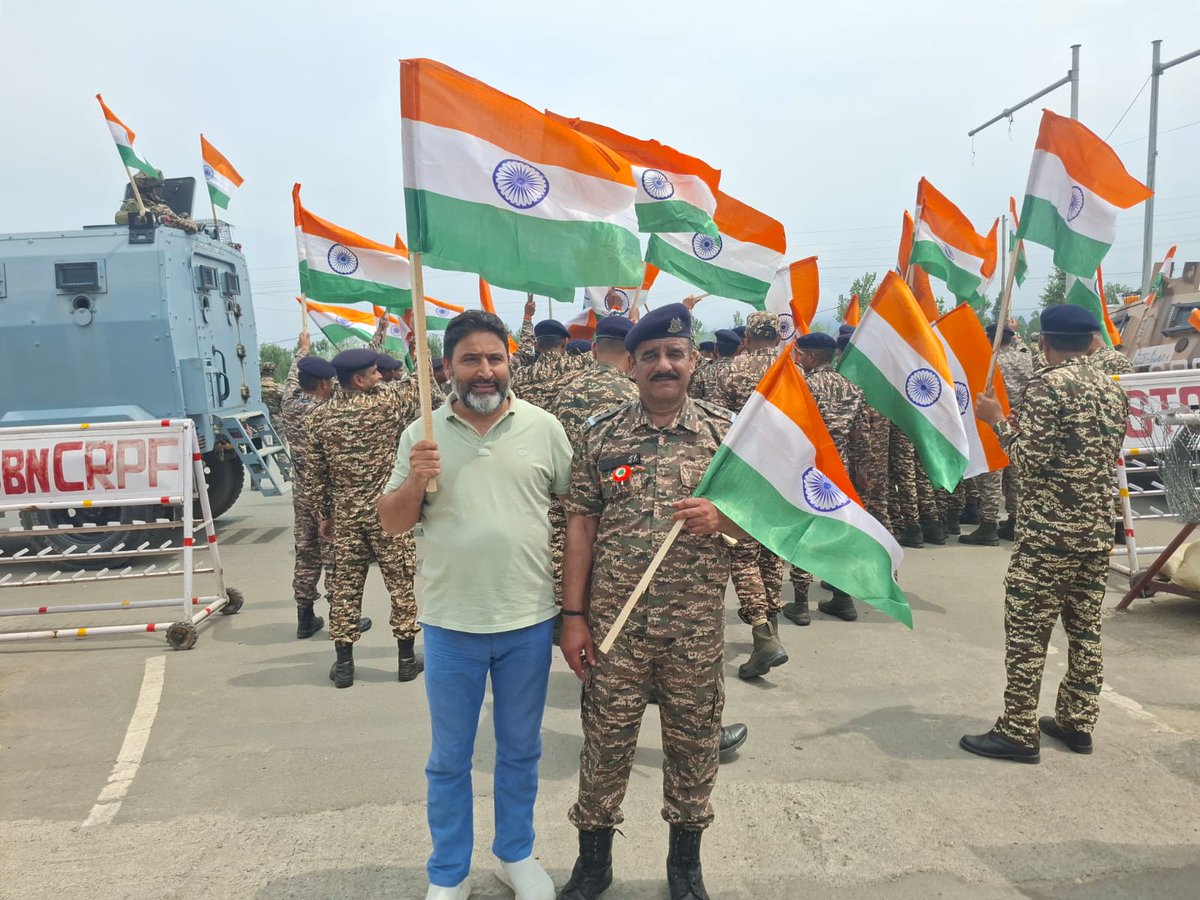 deva_bilal's tweet photo. Proud to join the Tiranga Rally in Qazigund with our brave CRPF jawans.
Salute to their courage &amp; sacrifice. Jai Hind! 🙏
#TirangaRally  #CRPF https://t.co/OuPyVsV2fA
