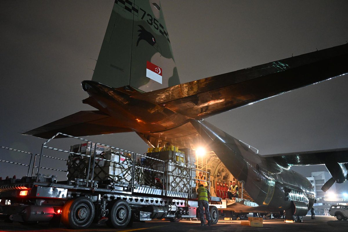 Marchfoward's tweet photo. Pagi tadi. Sebuah pesawat C-130 Hercules milik Skuadron 122 Tentera Udara Republik Singapura menghantar bantuan kemanusiaan ke Gaza

Mereka bertolak ke Amman, Jordan dan bantuan dihantar atas jemputan Kerajaan Jordan dan Singapura mahu membantu mereka yang terjejas di Gaza ketika ini