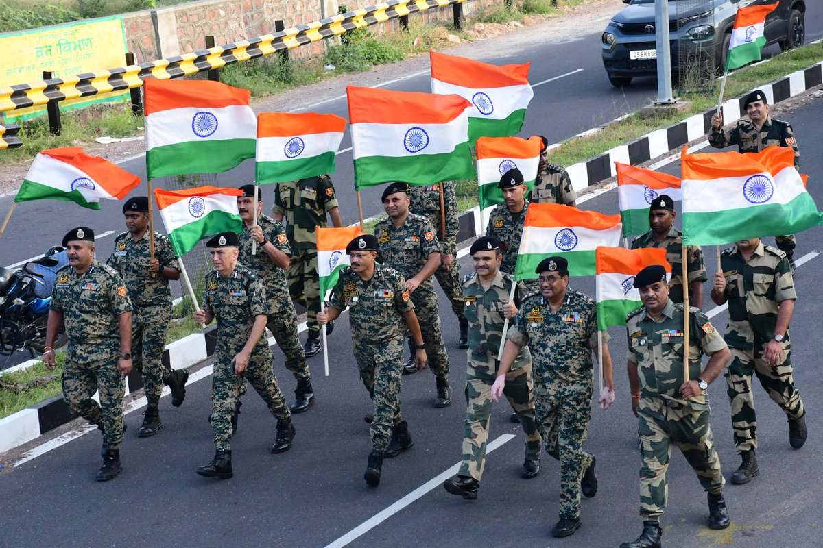 To mark India's 79th Independence Day, STC #BSF Jodhpur in collaboration with Frontier HQ BSF Rajasthan organized a #Tiranga Yatra on the occasion of #HarGharTiranga Campaign from STC to iconic Mehrangarh Fort. Total 1090 troops including Officers, SOS, ORs and Trainees.