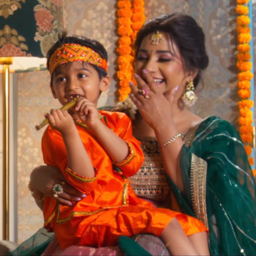 Di, what a beautiful divine song . Finally 4 years of dreaming  we get the first music video of MOMMA-BETU❤️ ✨ His presence and prettiest smile is bringing my smile. this is so sweet and What a Janmasthami gift❤ Thank you for this <a href="/shreyaghoshal/">Shreya Ghoshal</a>
 youtu.be/6VD0NDgN-RM?si…