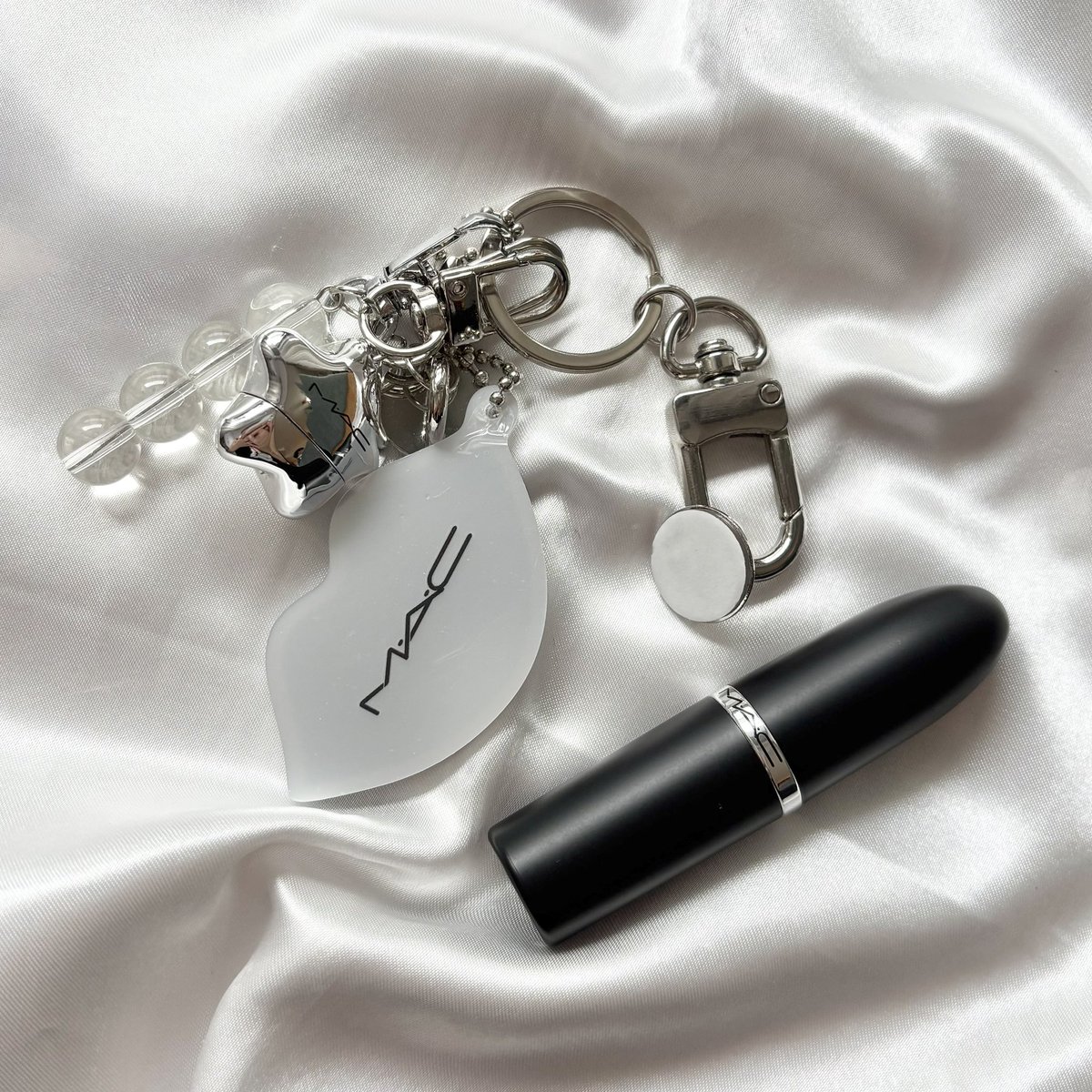 MAC×水越みさとさんのリップコンボ届いたよー💄 先着のキーチェーンも一緒に👄🩷  本物のリップを貼り付けて持ち運べるみたい。リップはミラー、星を開けるとシリコンブラシが⭐️ギミックがおもしろ楽しい🥳