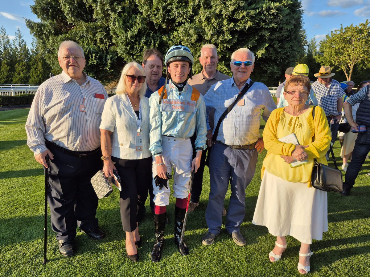 Best of luck today with our new club horse ‘Vitesse Du Son’
<a href="/LingfieldPark/">Lingfield Park</a> <a href="/ahaynesracing/">Alice Haynes Racing</a> <a href="/KremlinCottage/">Kremlin Cottage Racing Club</a> ridden by Dominique Van Der Kraats 
Want to come and join in the fun ? - make contact 🤗
🤞🏇