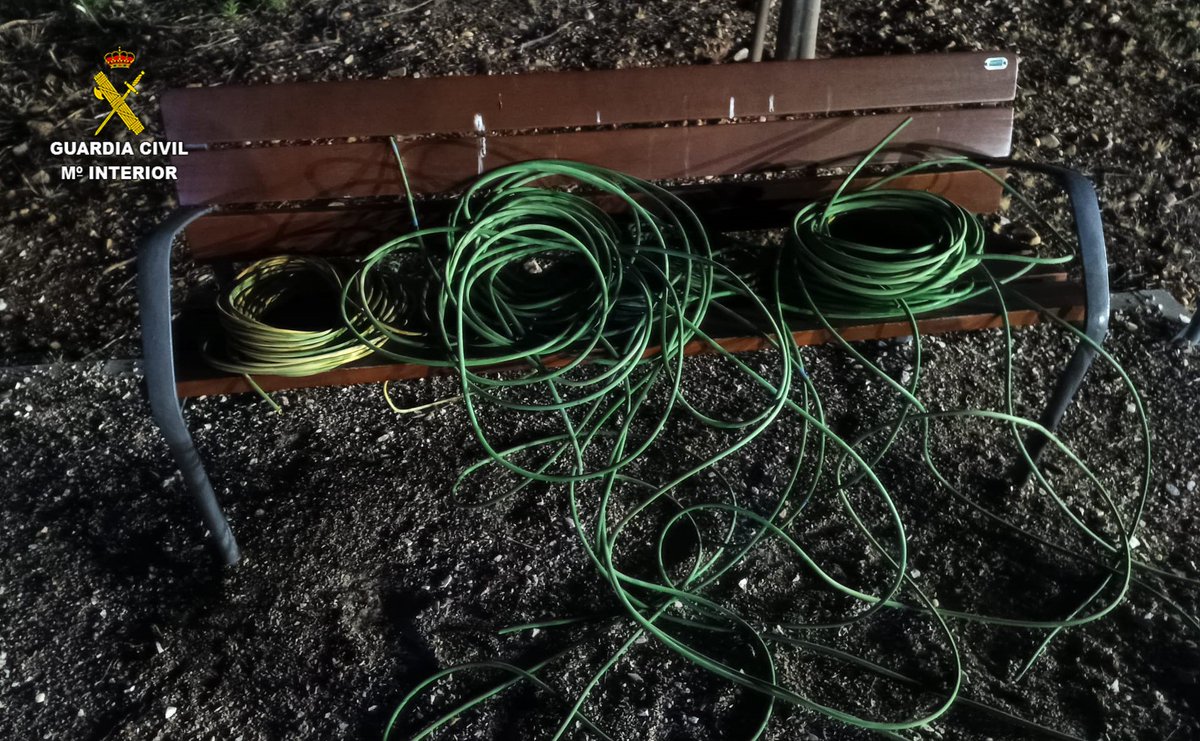 Sorprendidos sustrayendo cable del alumbrado público💡de #Alovera

👉 Han sido detenidas dos personas 👤⛓️‍💥👤 y recuperado varias mangueras de cable que habrían sustraído los detenidos.