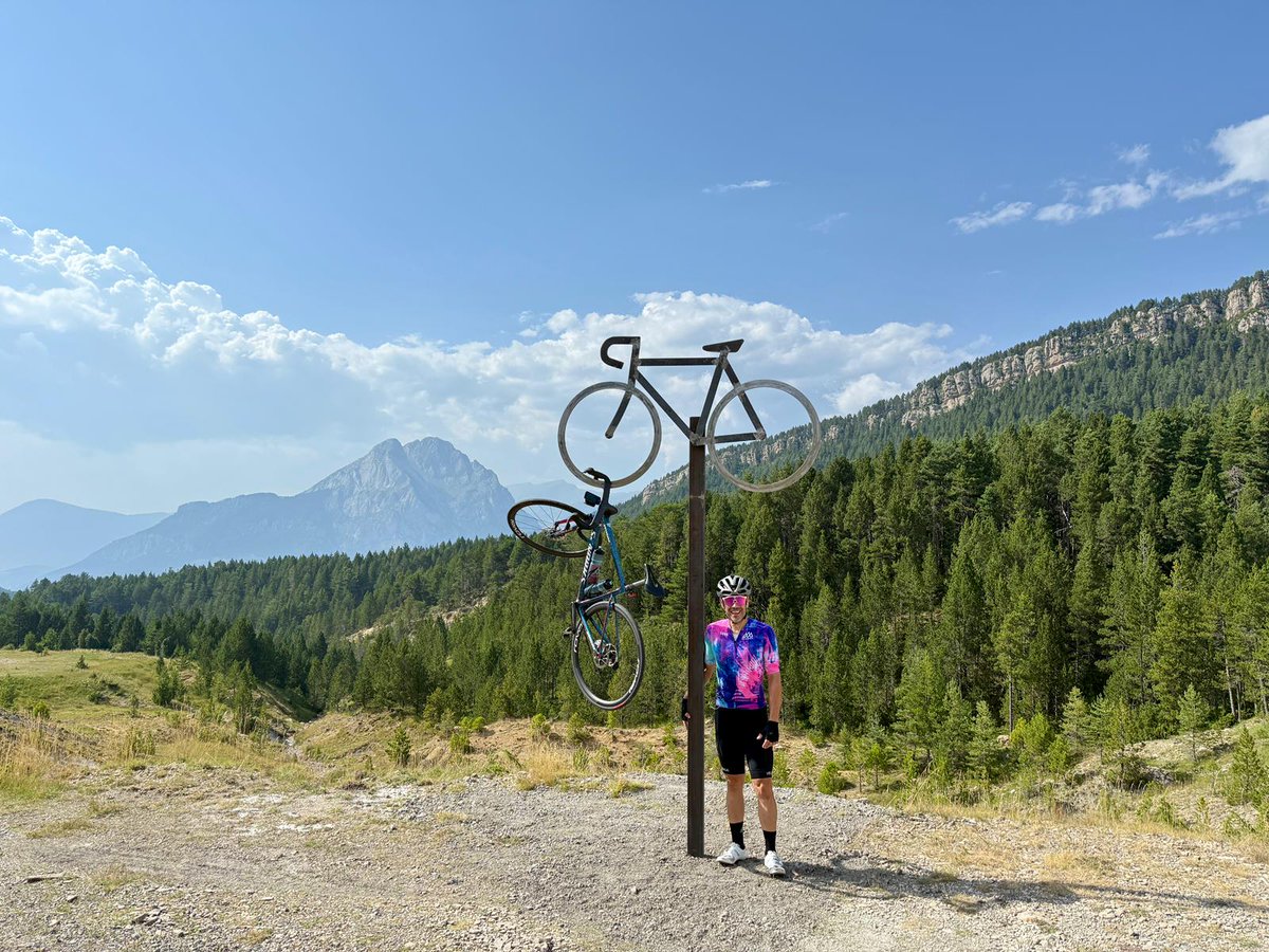 🚵 Primavera a l'agost 🌞

Nova escultura ciclista a Pradell amb el Pedraforca de fons. O corones o et quedes penjat.

Després dels murals de Casserres i Queralt amb Merckx i Pogačar, seguim creant punts de peregrinatge i cultura ciclista al Berguedà.

Col·laboració aj.Saldes