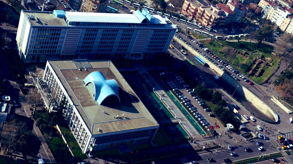 CHP'li İBB'ye yönelik yolsuzluk soruşturmasında, İBB Basın ve Halkla İlişkiler Daire Başkanı Taner Çetin'in eski eşi ve oğlunun da aralarında bulunduğu 14 şüpheli hakkında gözaltı kararı verildi. 

Şüphelilerden 13'ü gözaltına alındı.