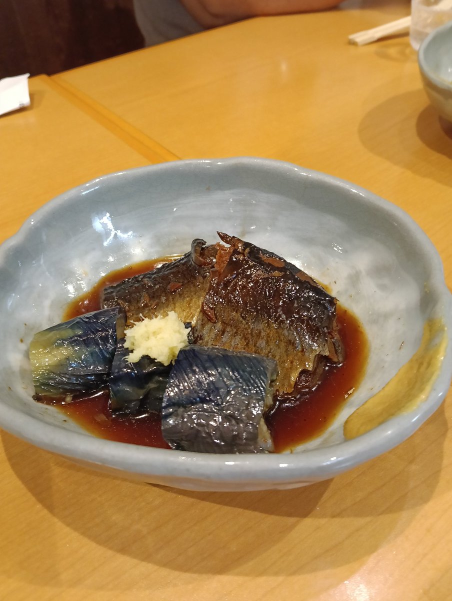 お盆前の三連休。
京都らしい一品でちびちび、ぐびぐび。
身欠きにしんとおなすの煮物。からしが合うのよ。
オッサンにならんとわからない味。