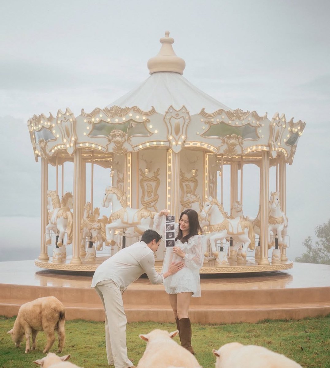 PlobJai's tweet image. ละสถานที่ๆ เขาไปถ่ายภาพนี้กันน่าจะเป็นที่เดียวกับที่ๆ จัดงานแต่งงาน จำเจ้าม้าหมุนได้เลยยย ถึงว่าพิโฟมไม่ค่อยมาไลฟ์เลย น่าจะเพราะมีเบบี๋นี่ล่ะ🍒☺️🤰🏻

โพสต์ของ จจ : instagram.com/p/DNPqVVrROm5/…