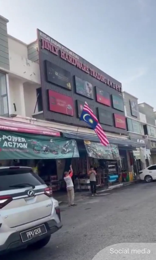 NewsBFM's tweet photo. DAP will sponsor a giant Jalur Gemilang to be displayed at a Penang hardware store recently criticised for hoisting the national flag upside down.

The flag is scheduled to be installed this evening to show it has been properly displayed, said secretary-general Anthony Loke.

🧵1 https://t.co/clciFPMRly