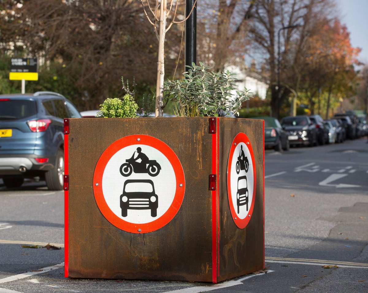 Ya en 2015, comenzaron las primeras LTN, recuperando esa y ya antigua idea y fueron poco a poco logrando unas calles más tranquilas

De nuevo:  jardineras, bolardos, pintura,  señalética, también cámaras.... 

y sobre todo, voluntad política ✊