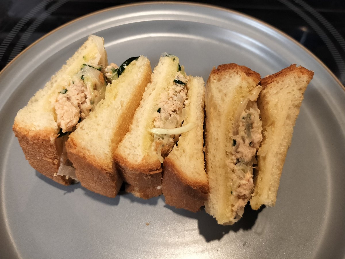 小腹空いたのでパン一枚だけ作ったきゅうりと玉ねぎとキャベツと鮭の缶詰のサンドイッチ。ネットで見つけた国分寺ピーターキャットのレシピ。
#son民食堂