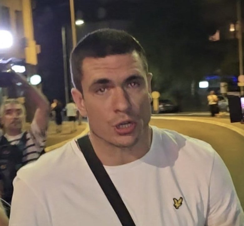Овај тип је синоћ на Звездари физички напао нашег репортера Владу Савића @PsnVladimir. Учинићемо га врло познатим.