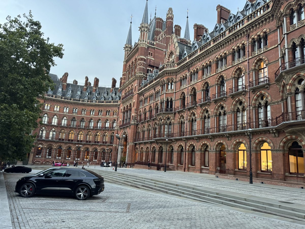RetroKeltik's tweet photo. St Pancras station, London. Beautiful building inside and out. https://t.co/Woo6JQ2k04