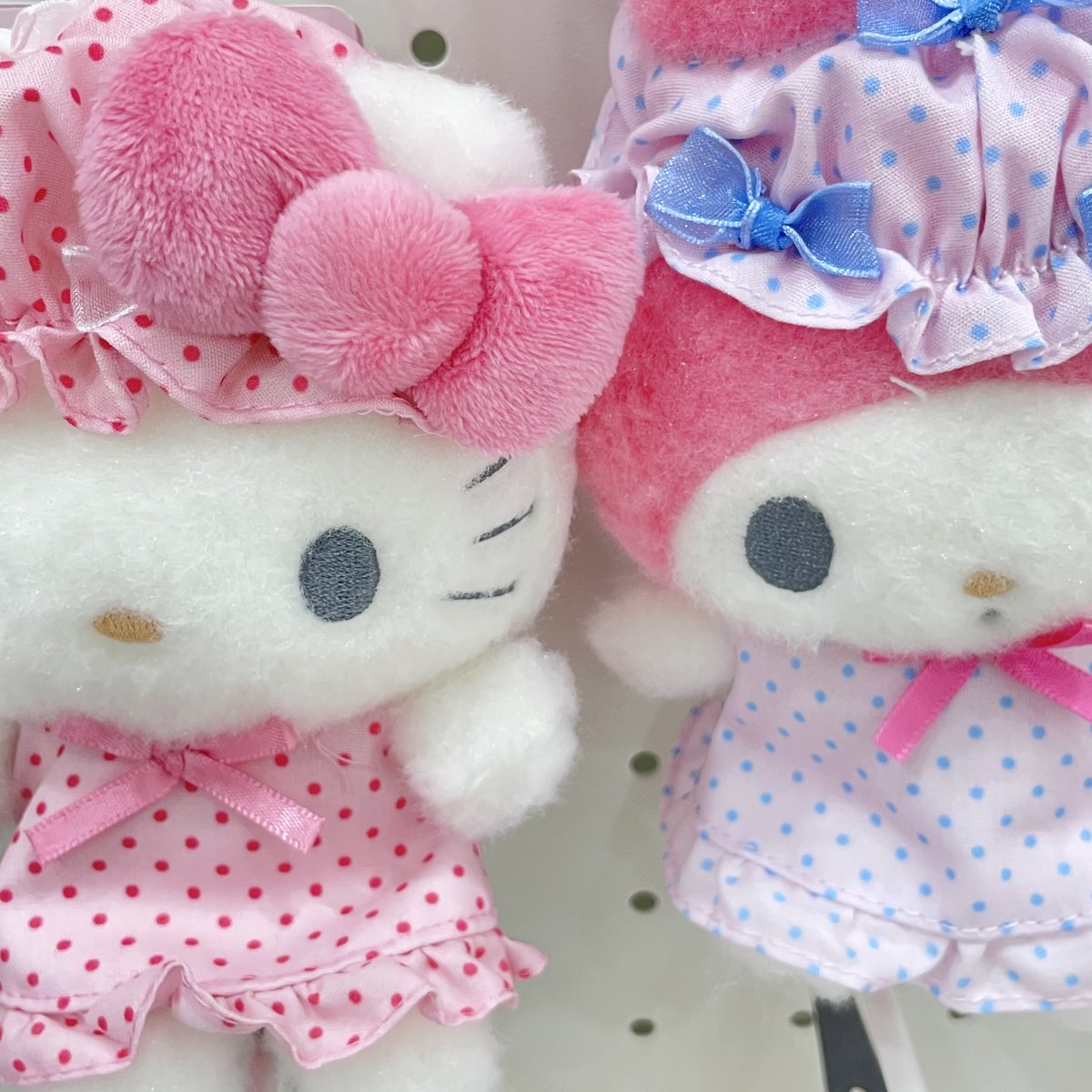 산리오 나이트캡 리본 시리즈 마스코트 입고 🎀

산리오 친구들이 레트로풍 수면 모자를 쓰고 파자마를 입고 있어요 !
땡땡이가 깜찍하답니다 .. ( ⸝⸝•ᴗ•⸝⸝ )੭

리본 디테일과 파스텔 색감이 사랑스러워요 &gt;.&lt; 털도 몽실몽실  –  ̫ – ☁
키티부터 마이멜로디, 마론크림, 쿠로미, 교동이까지