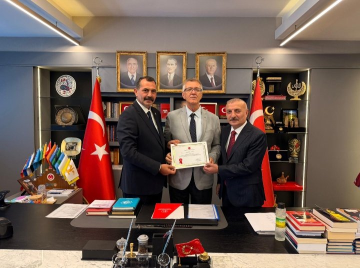 <a href="/mhp_fatihilce/">MHP Fatih</a> Başkanımız Sn. <a href="/caymaz_muharrem/">MUHARREM CAYMAZ</a> Beye , 2025 Şubat Dönemi Parti İçi Eğitim Programını Tamamlaması Hasebiyle, Genel Başkanımız Sn. <a href="/dbdevletbahceli/">Devlet Bahçeli</a> Beyefendi Tarafından Tevdi Edilen Sertifakası, <a href="/_MHPistanbul_/">MHP İstanbul</a> İl Başkanımız Sn. <a href="/sertel_selim/">Sertel Selim</a> ve İl Teşkilat Başkanımız
