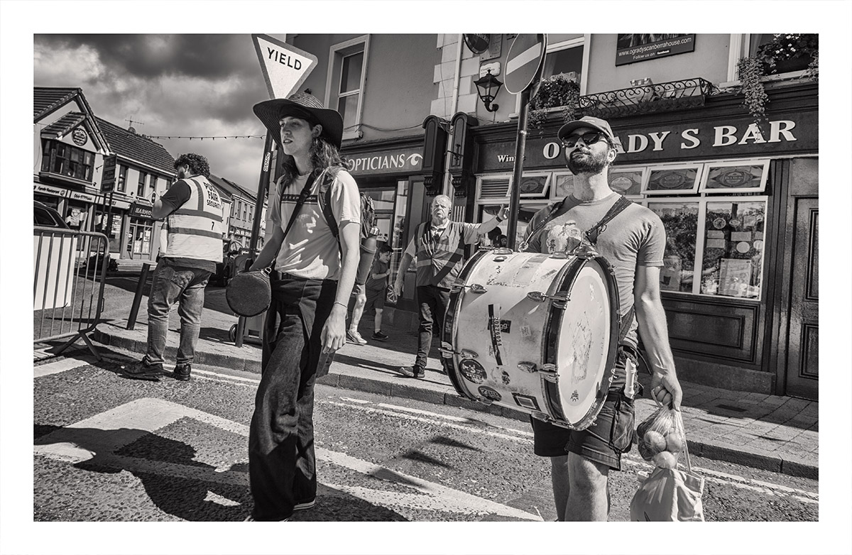johnhall_john's tweet photo. A few more candids from Puck Fair at the weekend. @ThePhotoHour #streetphotography #killorglin #candidshots #blackandwhitephotography #puckfair https://t.co/IMLNbvAT1n