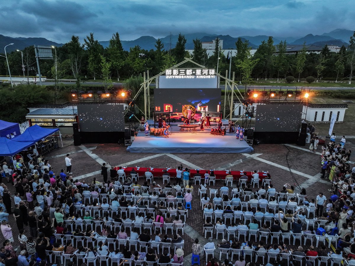 ChinaDaily's tweet image. #OpenComment It&apos;s time to redesign cultural activities both in form and content to meet the rising requirements of villagers. Emphasis should be laid on the message a performance sends, not on formalism. #culture bit.ly/4mbXk05