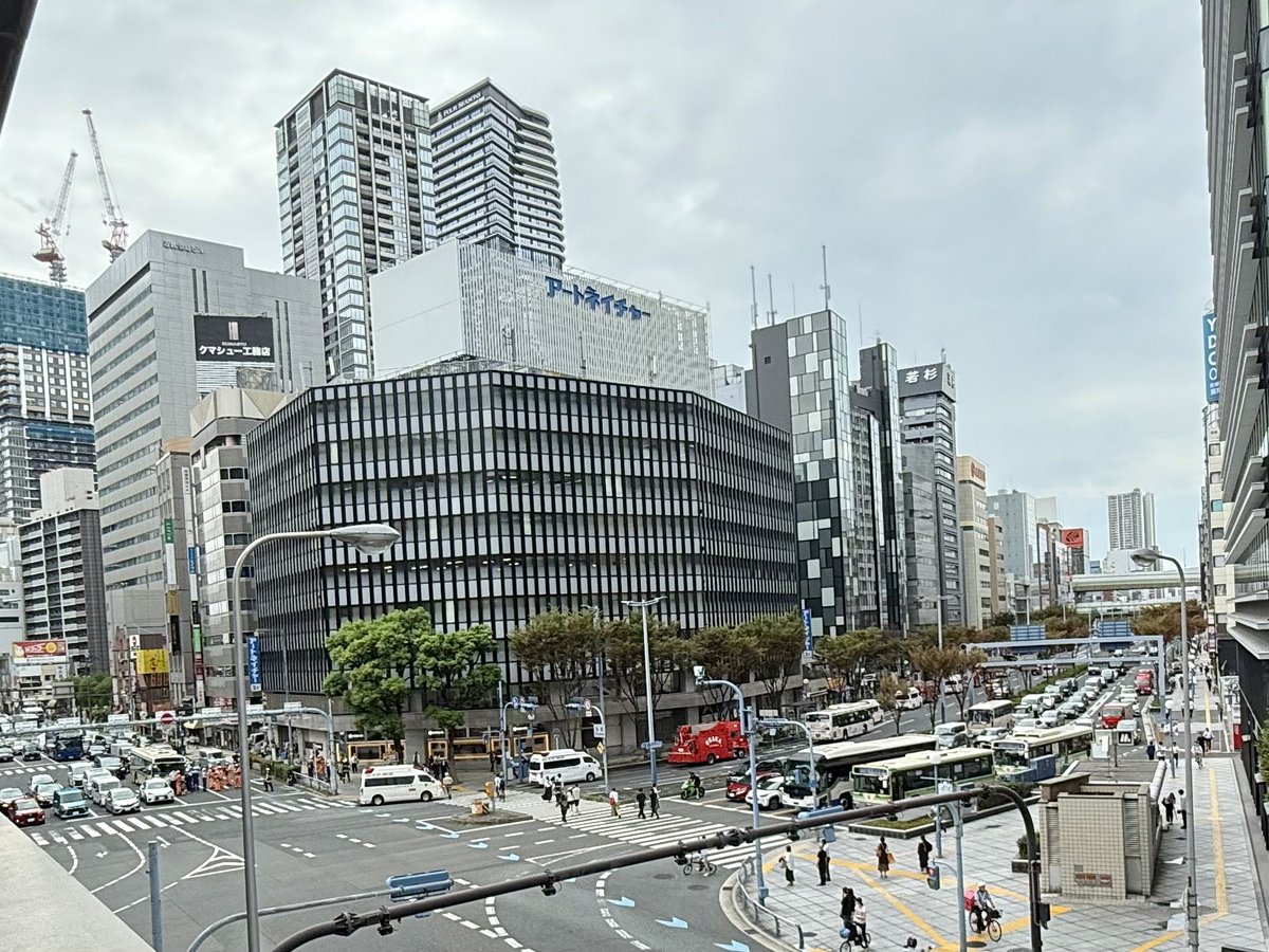 shimadattm's tweet photo. 大阪市北区　四ツ橋筋桜橋交差点で不明な事故？

何が起こっているのかは分かりませんが救急車が8台くらい来てる。
バスから降りて来られる乗客を保護されてるようにも見えます。
不確かや情報ですのでご注意を。 https://t.co/3sN7v8R4rT