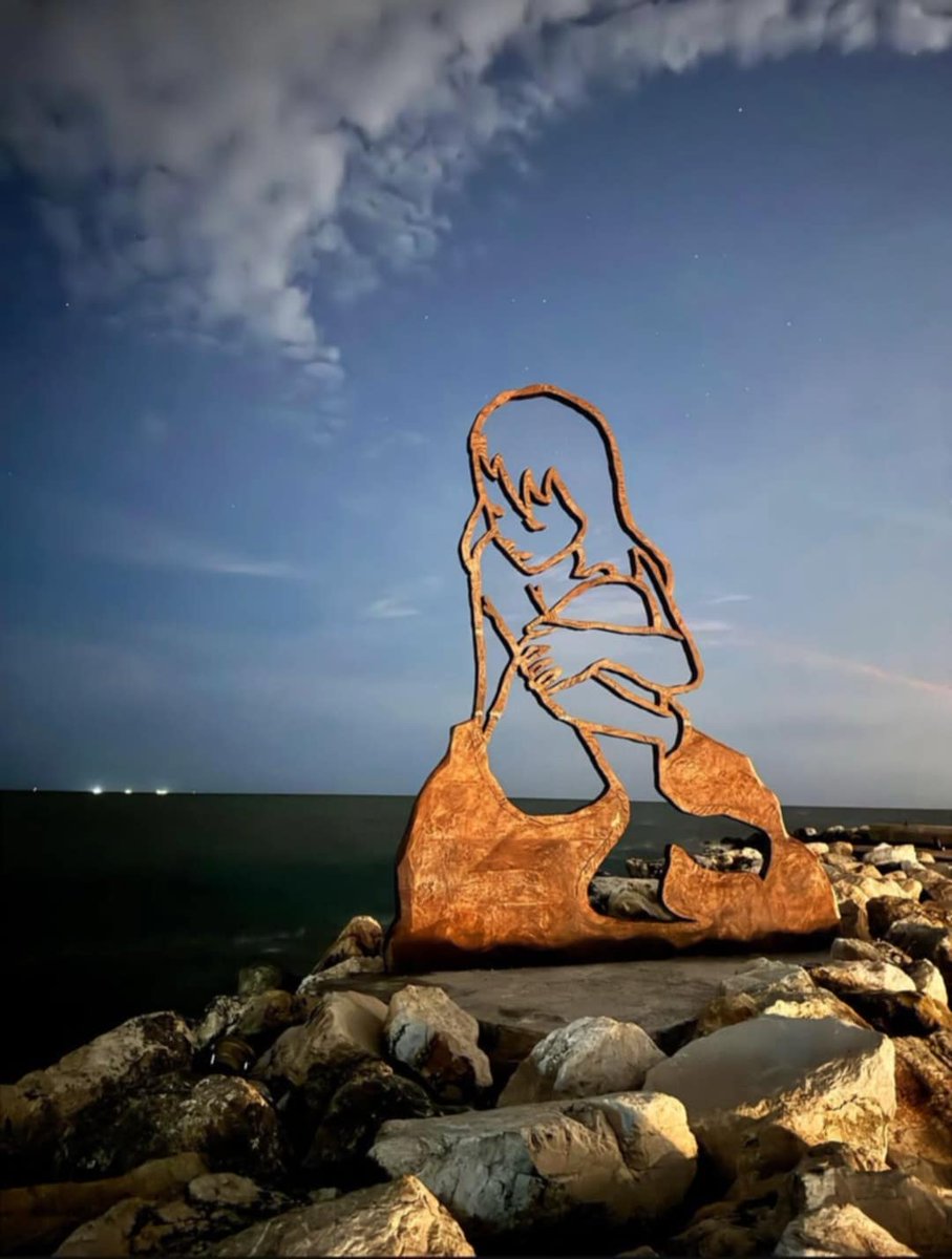 Una piccola sirena pensierosa è apparsa negli ultimi giorni nel porto canale di Cervia. È una scultura dell'artista Valerio Berruti, intitolata "Non basta il canto delle sirene" 
Ph. 01 gruppofotograficocervia
Ph. 02 valerioberruti | #inEmiliaRomagna #visitEmiliaRomagna