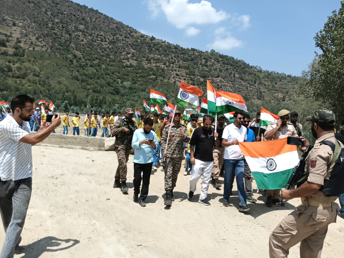 CRPF53BN's tweet photo. #Baramulla #Sheeri organised a #HarGharTiranga campaign with local inhabitants @BaramullaPolice @DCBaramulla , BDO and @CRPF53BN https://t.co/yTl4rhGzQ0