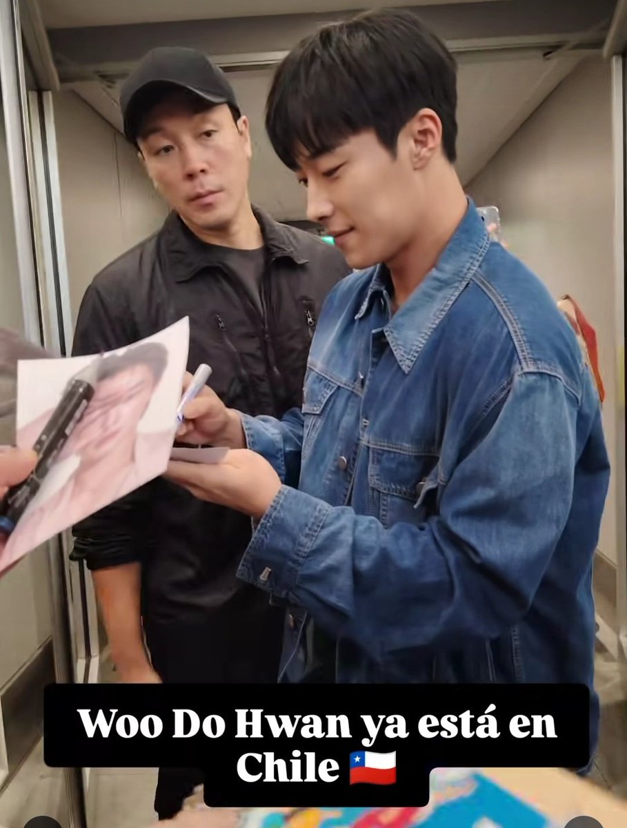 siii  ya sabemos que Sr. Park esta en chile como seguridad del actor Woo Do Hwan (cuando IU no esta activa el naturalmente trabaja con otros artistas coreanos)

justo hoy sera su fanmeet aqui en santiago .. 

pero de todas formas el guardaespaldas de iu ahora conocera chile 🥳 🇨🇱