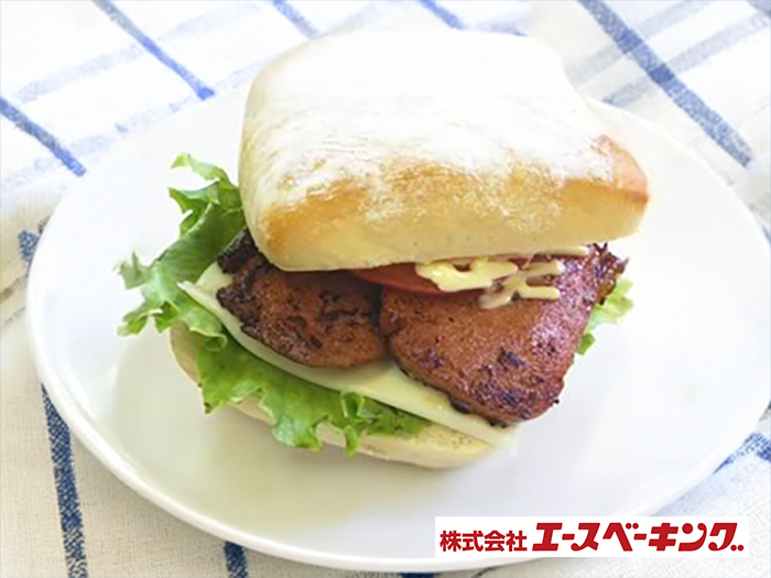 acebaking's tweet photo. おうちで作れる♪米粉バンズのスパムバーガー🍔

米粉入りバンズのもっちり食感に、こんがり焼いたスパムと照り焼きソースをプラス✨
レタスやトマト、チーズを挟めば、手軽にカフェ風バーガーの完成です！

レシピ：https://t.co/IOXyeAVRUX https://t.co/LmPj1z46OT