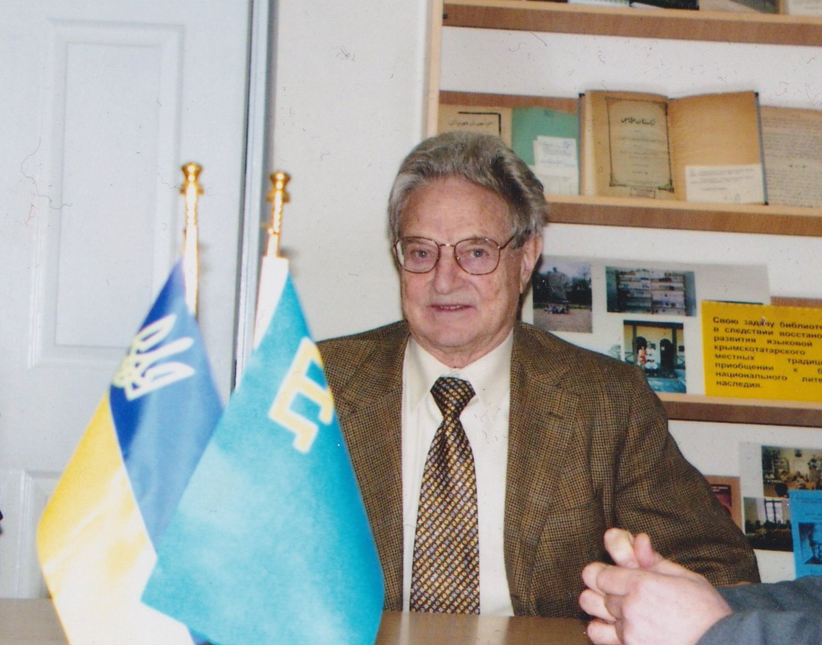 Сьогодні Джорджу Соросу 95 років. Тому я традиційно заїбошу тред. Але цього разу не про загальні факти його біографії і не його мотивацію до філантропії. А про 9,5 реально маловідомих фактів з його біографії. Увага, в кінці буде дуже джусі факт про Медведчука
⬇️