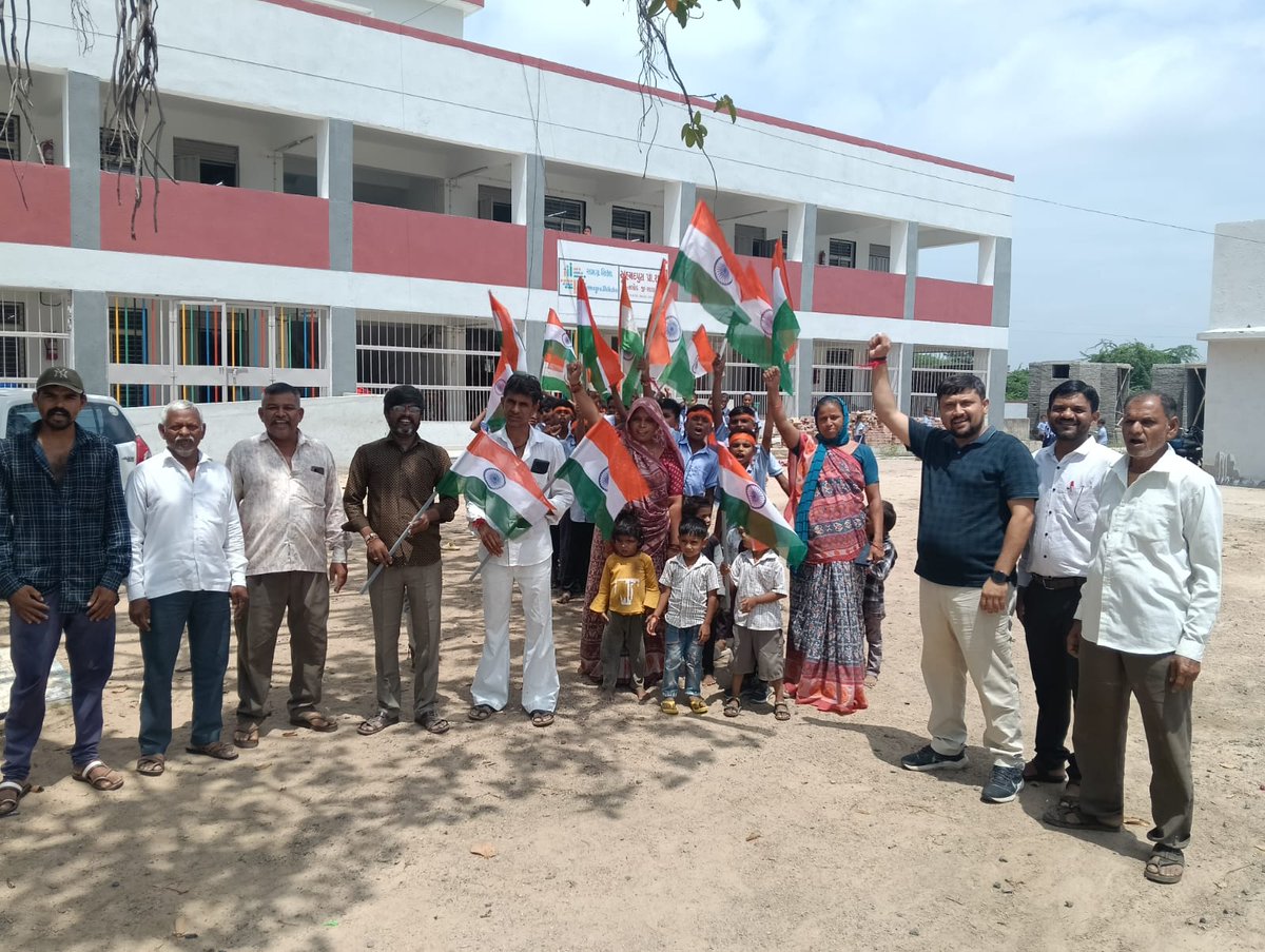 DHAVALPATELKAT1's tweet photo. Tiranga Yatra Ahamadpura Gram Panchayat And Ahamadpura Praimary school https://t.co/IAAECRxaTb